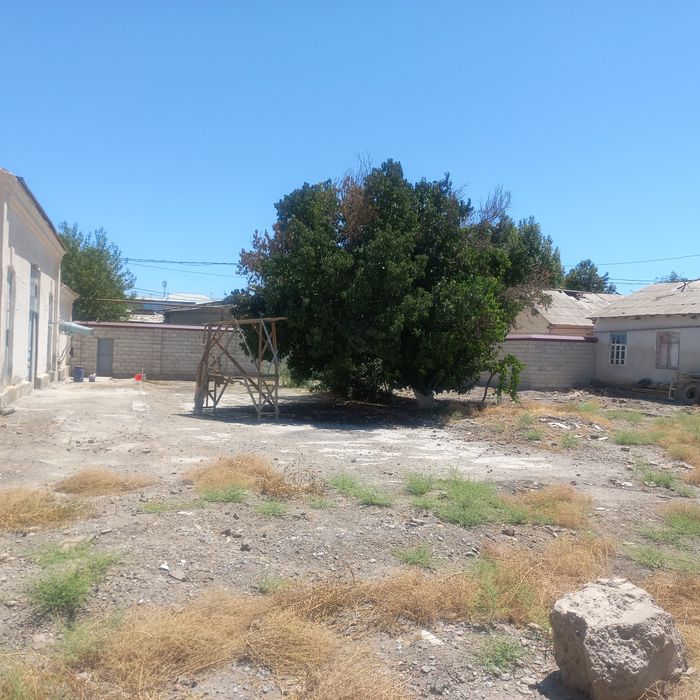 Eski shaxar Karmana  markazidan  bino sotiladi xoxlagan biznes joy