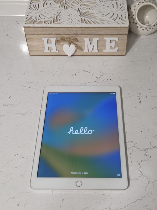 Продам iPad 9.7 (2017) Wi-Fi  (SIM) 32GB