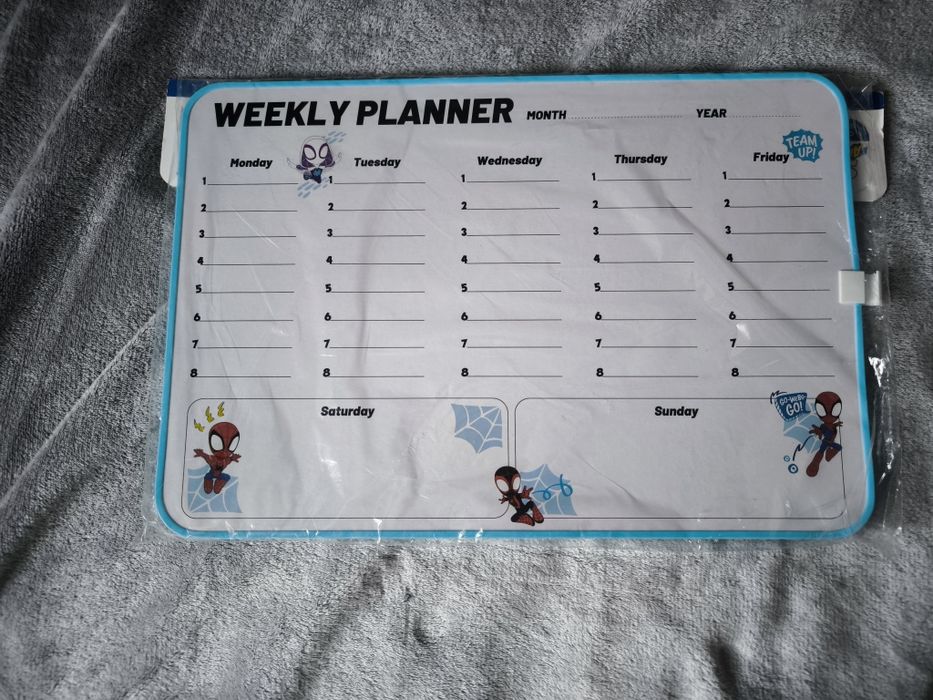 organizator săptămânal de tip tablă magnetică (whiteboard săptămânal) pentru copii, personalizat cu grafică Spider-Man