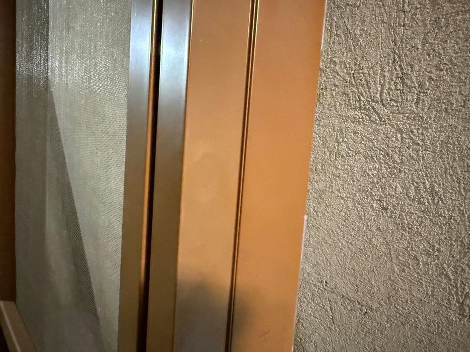 Продавам два броя врати комарници висок клас