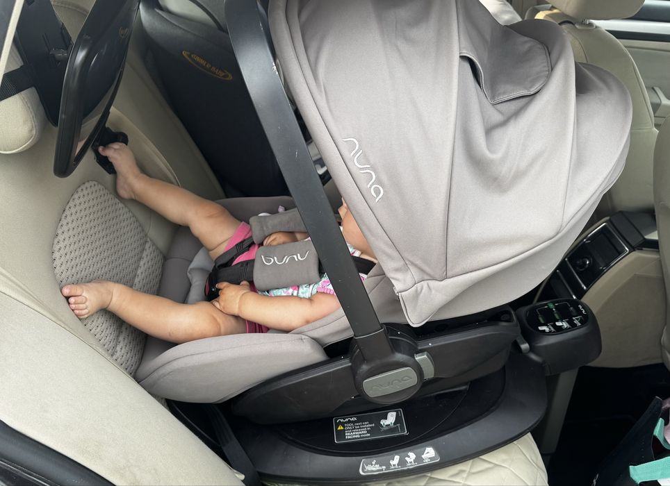 Nuna Triv + Landou + Scoică ARRA Next + Bază Isofix Next + Accesorii – Sistem complet 3 în 1