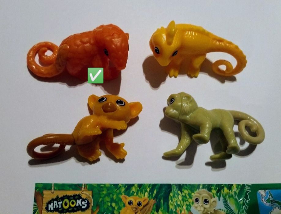 Фигурки Kinder в капсулах с вкладышами