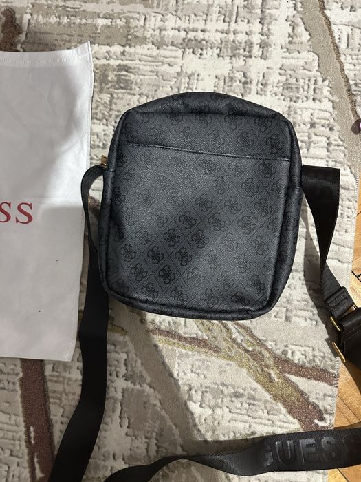 Чанта на Guess.