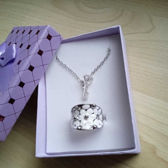 Чисто нов,дамски,, сребърен комплект в подаръчна кутия.