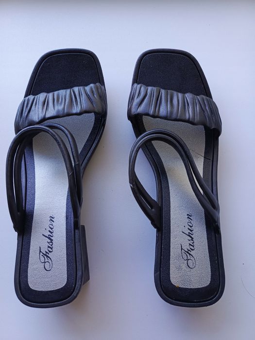 Продам женскую обувь