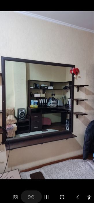 Продаю стол  и зеркало.