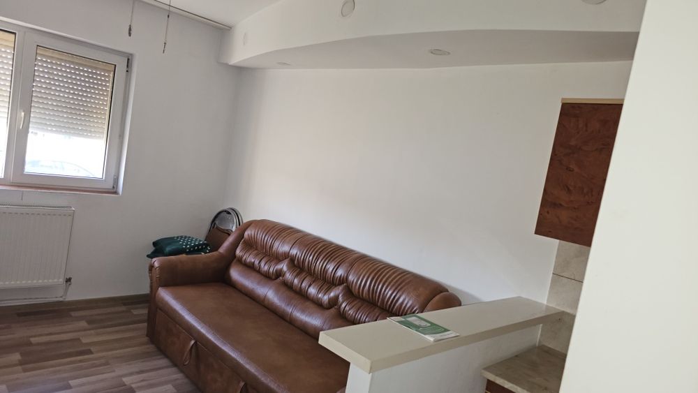 Închiriez Garsonieră