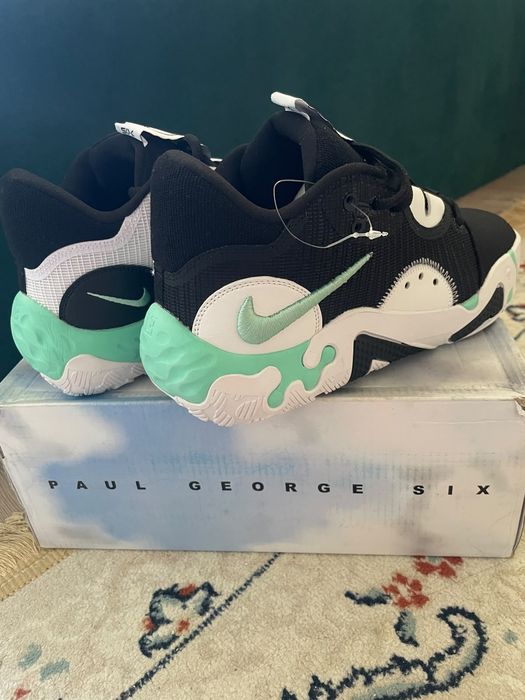 Кроссовки NIKE .