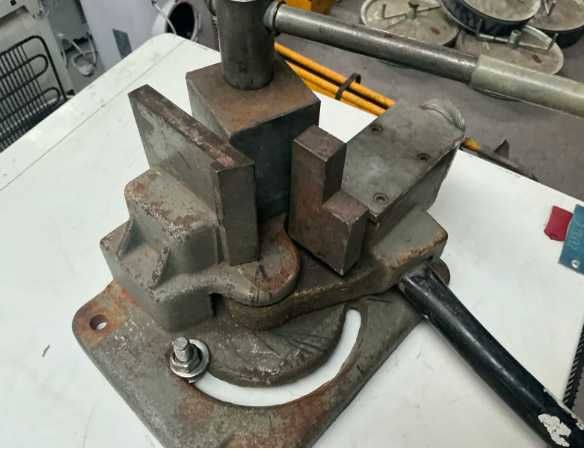 Dispozitiv de indoit otel lat si sudura in puncte