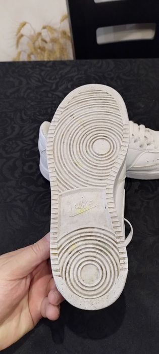 Бели кожени кецове NIKE COURT VISION LOW NN