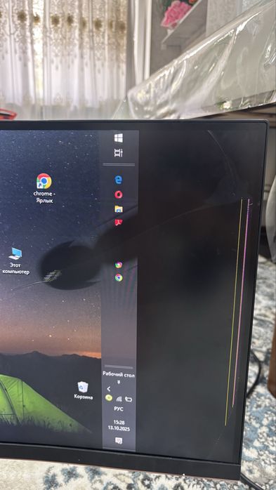 Монитор рабочий с полосой на экране