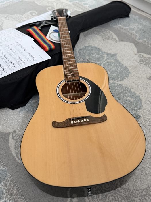 Акустическая Гитара Fender с набором аксессуаров.