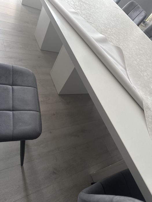 Продам стол для гостинной