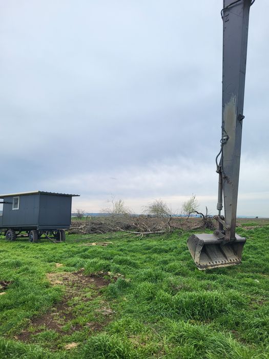 Inchiriez excavatoare cu brat lung