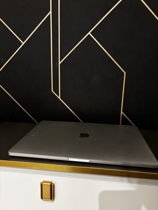 MacBook Pro 15 2018/2019 I7 16 gb ram impecabil.