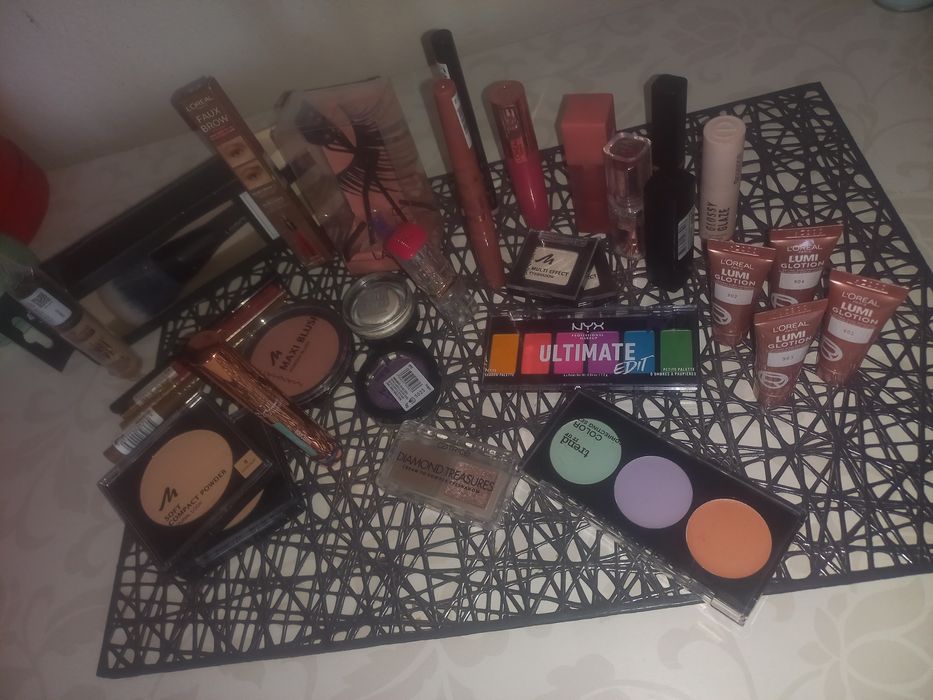 Vând produse de make-up!