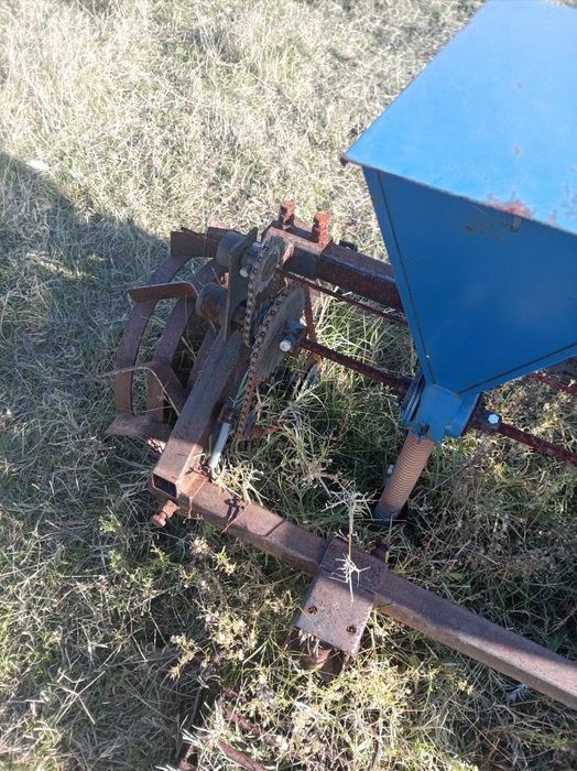 Vând sau schimb semănătoare pe atv 50cc -250cc-300cc 4x4/2x4 cu acte 
0749 537 735/2x4 cu acte 

Sau în privat.