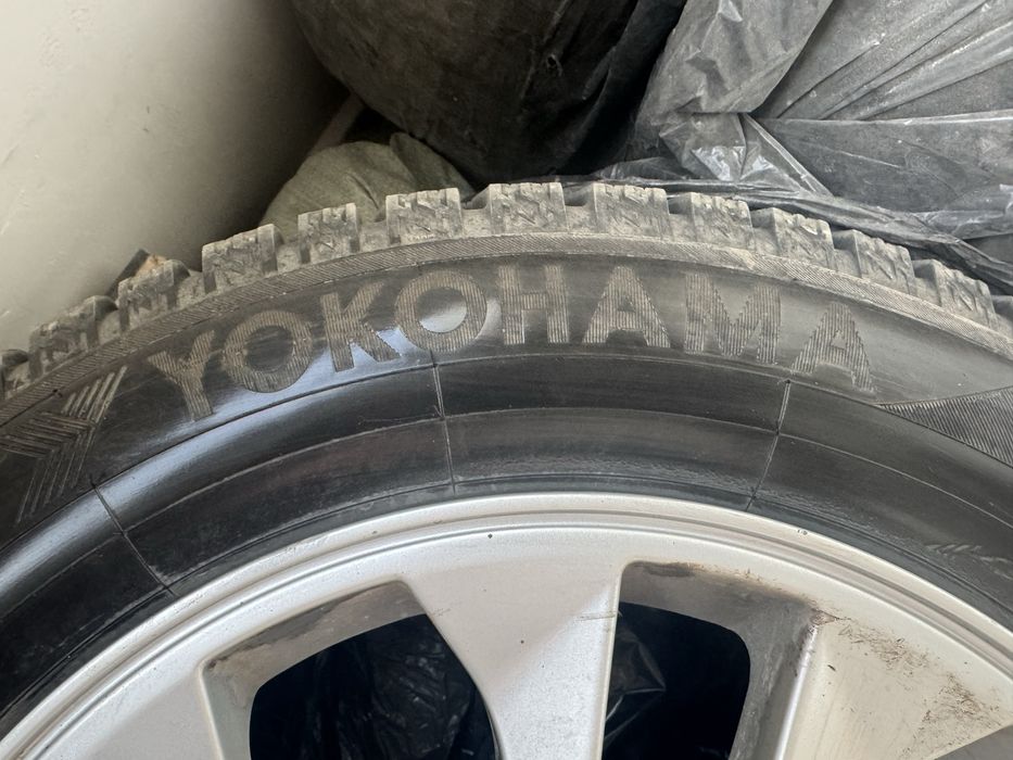 Продам комлеки шин с дисками Yokohama