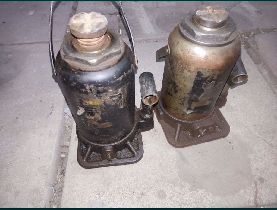 Домкраты рабочие почти новые