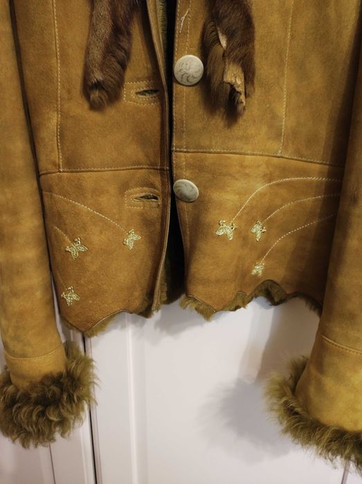 Haina scurta din blana de oaie, cu guler de dama