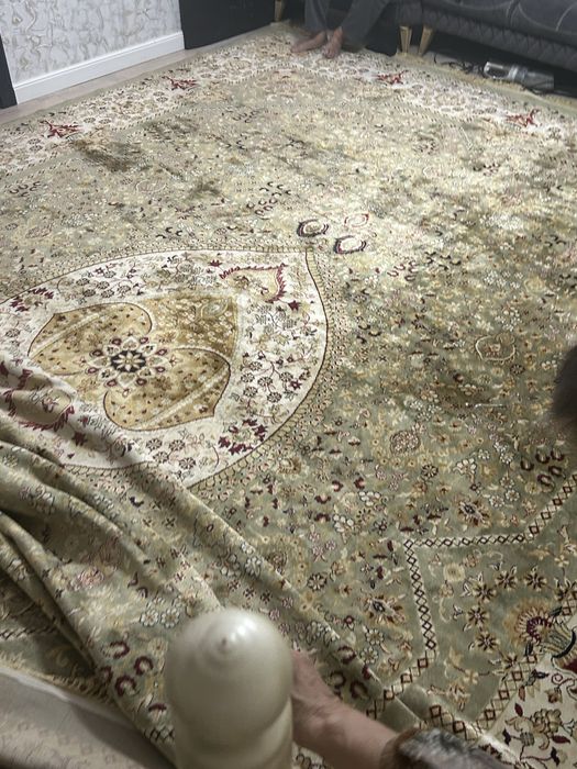 Әдемі кілем сатылады.