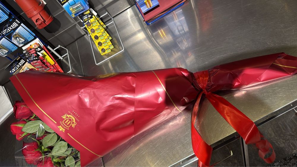 Меровые красные розы