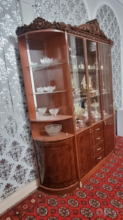 Mebel yangidek turipti faqat bitta yon oynasi yuk hamma joyi yangidek