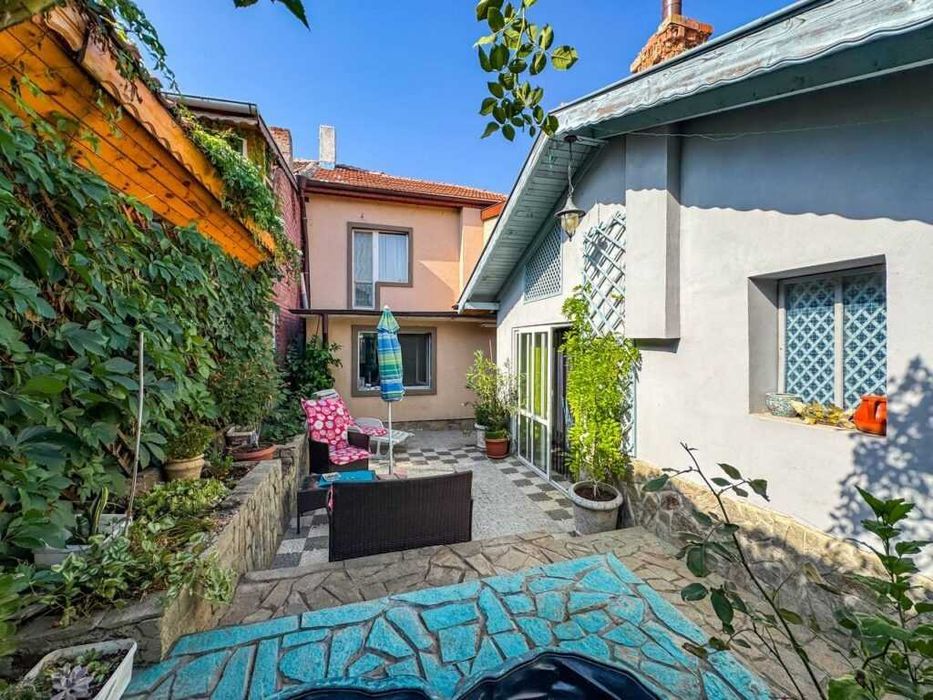 Уютна двуетажна къща с парцел в Средец, област Бургас