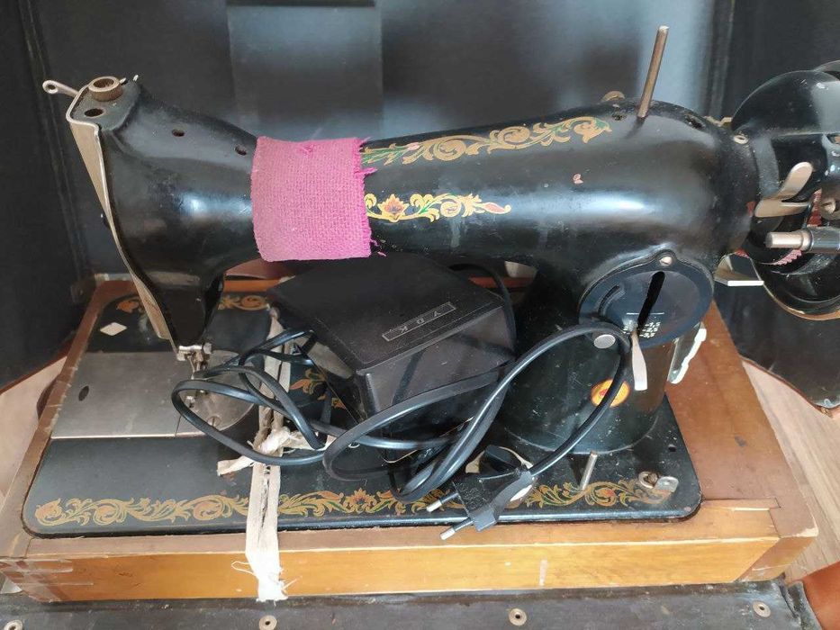 Старая швейная машинка
