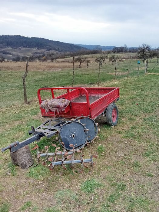 Vând Remorcă motocultor capacitate de 1000kg + roți metalice și freze