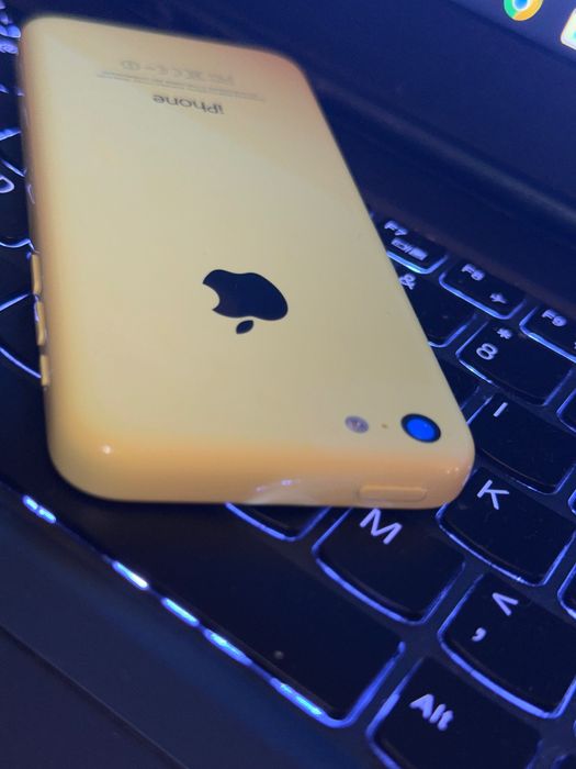 Продавам жълт iPhone 5C 8 GB