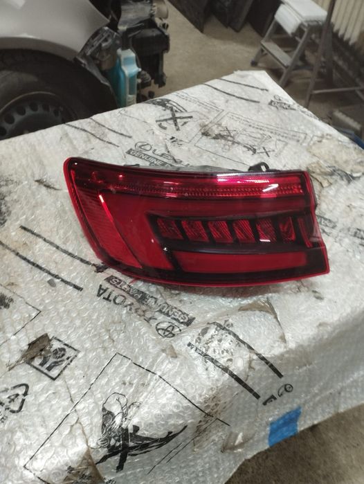 Far stânga audi A4 stânga si tripla pe aripă stânga