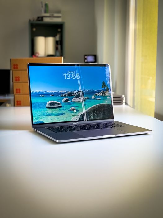  MacBook Pro 16" , 2019 2.4 GHz 8 - Core i9 64GB RAM 512GB SSD + Radeon 4GB