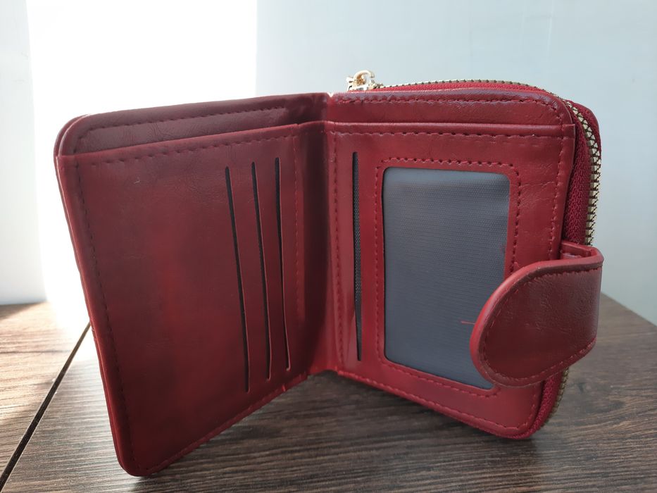 Продавам дамско портмоне