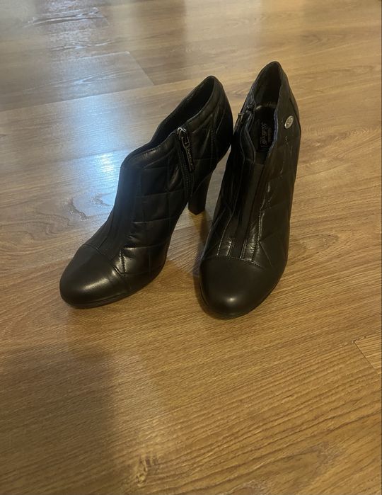 Продаются женские ботиночки