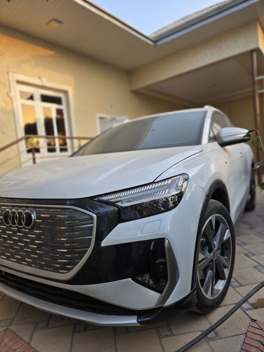 Audi.  Q4   40e-tron