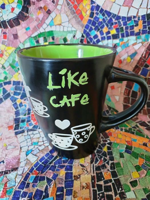 Оригинална дизайнерска керамична чаша за чай и кафе, с крива форма, от