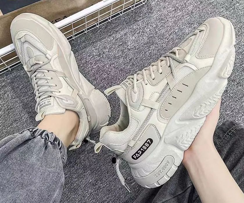 Продаются кроссовки женские