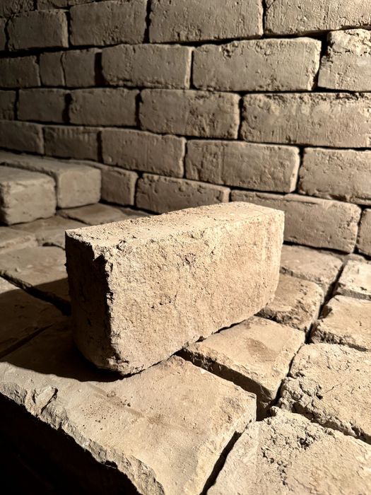 Глиняный саманный кирпич