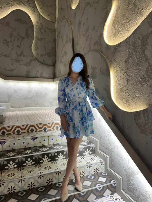 Голубое коротное цветочное платье