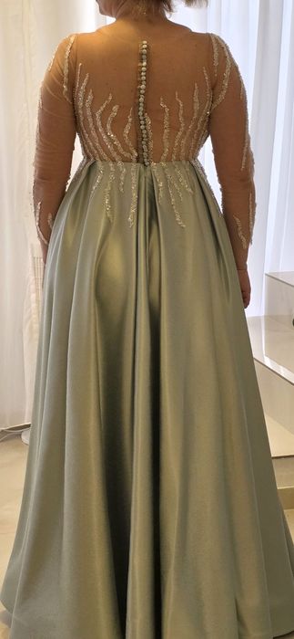 Rochie de seară,  elegantă, cu broderie manuală, foarte flexibilă.