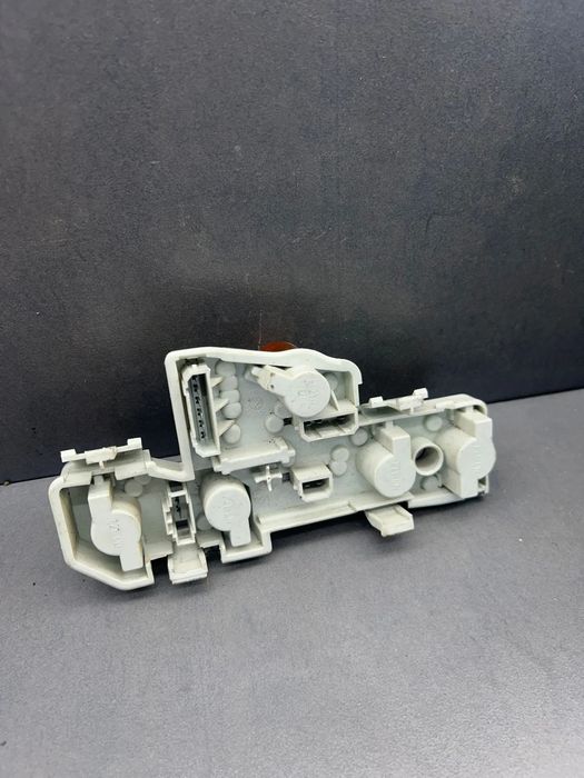 Soclu becuri lampa stop pe aripa dreapta Volkswagen VW Passat 2002