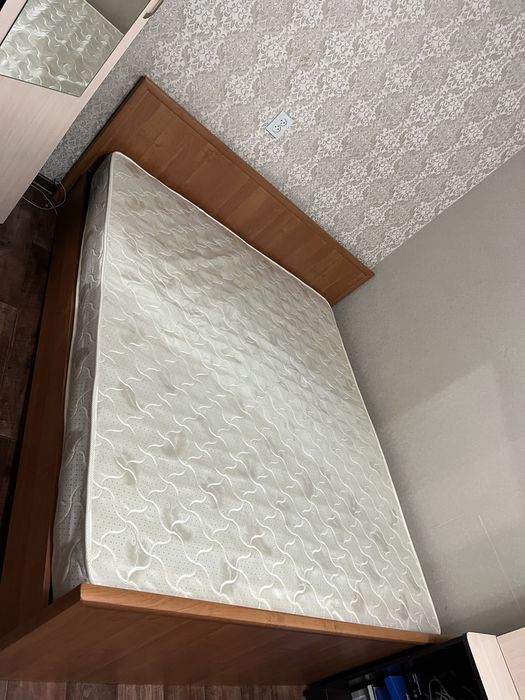 Кровать вместе с матрасом