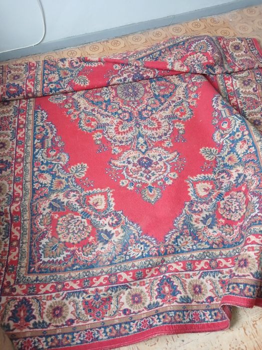 Отдам даром шторы и ковер 2на3 за шоколадку