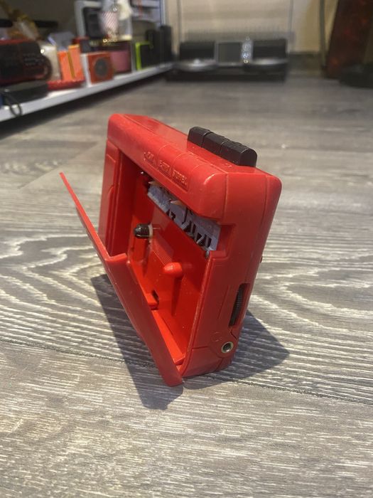 Walkman Vintage Anitech AE 100 – Roșu – Perfect Funcțional