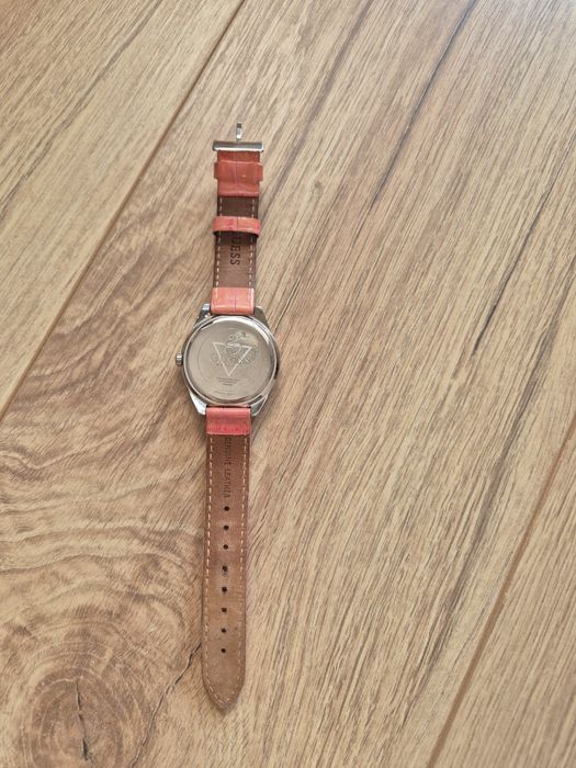 Дамски часовник на Guess  с кожена каишка.