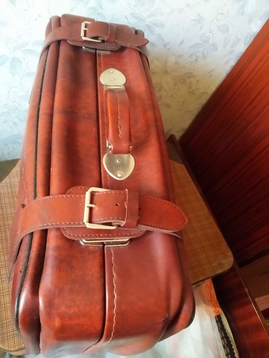 Чемодан кожаный в отличном состоянии