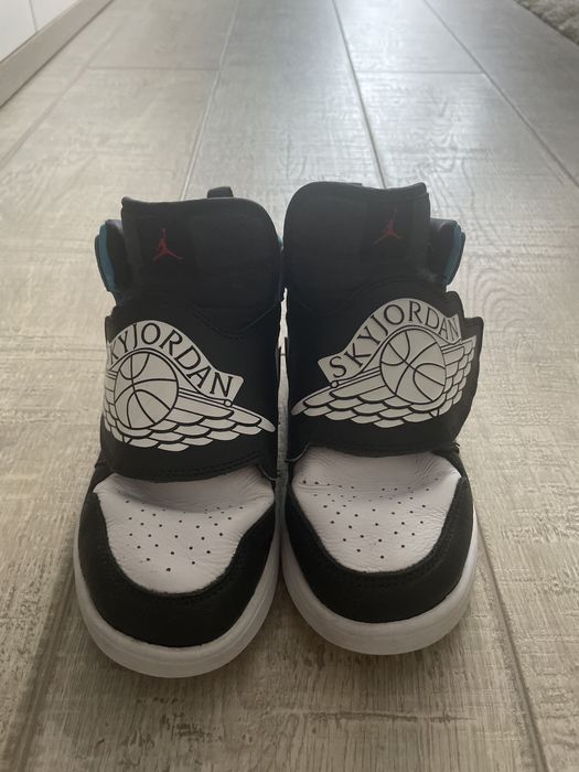 Vand Adidasi Nike (jordan)