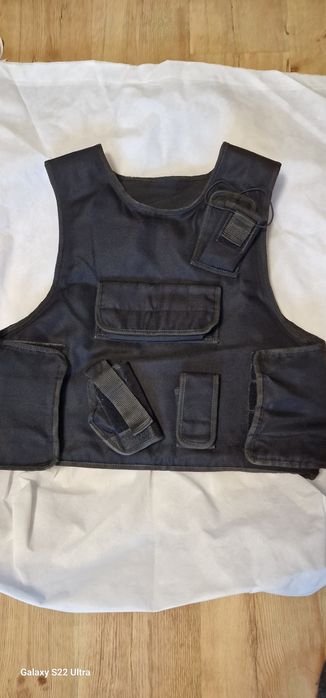 Бронежелетка.Бронирана жилетка с балистичен панел и джобове.