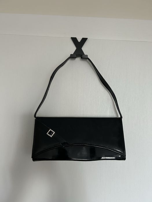 Черна лачена чантичка